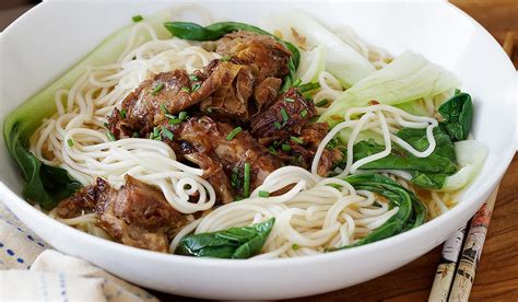  Eunuch Noodles: Eine unvergleichliche Symphonie aus zartesten Nudeln und würzigem Schweinefleisch!