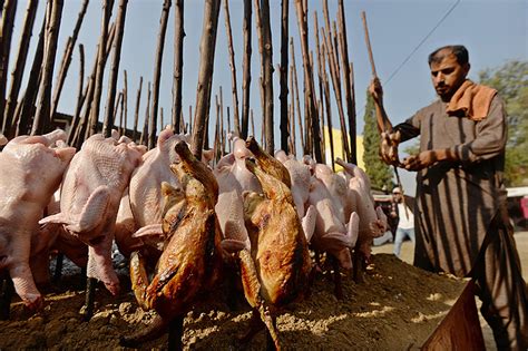  Sajji: Ein köstliches Fest für die Sinne – saftiges Fleisch mit würzigen Aromen gegrillt über offenem Feuer!