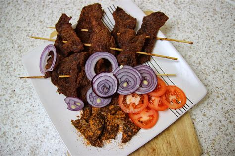  Suya! Ein würziges Streetfood-Abenteuer aus Nigerias geschäftigen Straßen